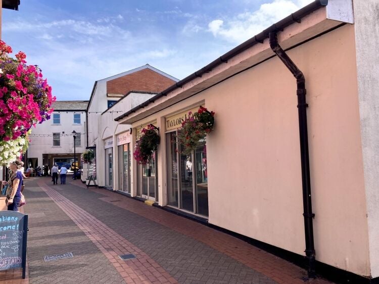 EMPTY RETAIL PREMISES