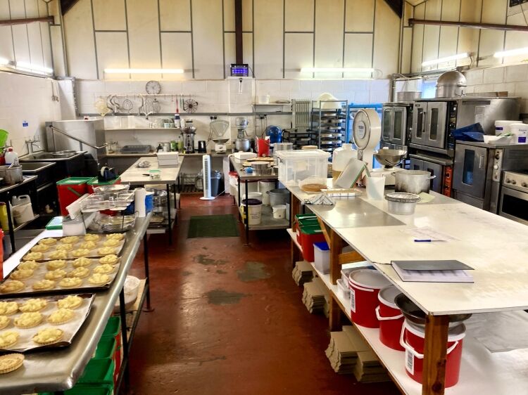 NICHE WHOLESALE FOOD MANUFACTURING & DISTRIBUTION - CAKES, TRAY BAKES, SWEET PIES, & CHILLED DESSERTS