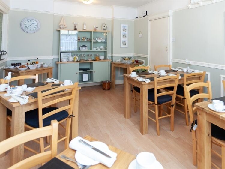 Charming Highly Rated 6-Bed Guest House in Torquay For Sale in Torquay