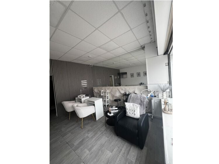 STYLISH & ESTABLISHED BEAUTY STUDIO IN SALFORD