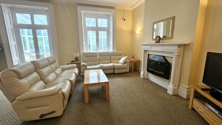 High Quality 32 Bedroom Hotel Suiting Wedding/Conference Venue Photo 2