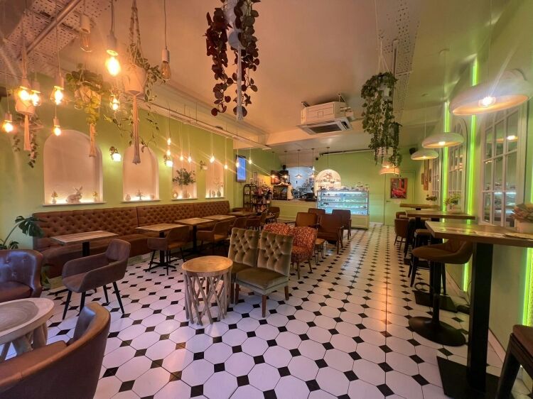 Spacious Well Equipped Town Centre Café/Bakery – Outside Seating