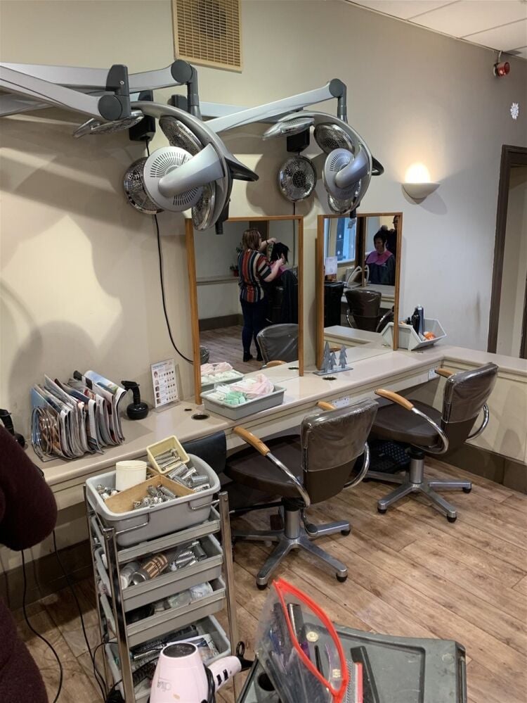 STYLISH UNISEX HAIR & BEAUTY SALON IN FALKIRK TOWN CENTRE