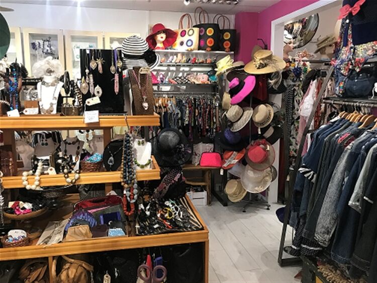 TOWN CENTRE LADIES DESIGNER FASHIONS & ACCESSORIES EMPORIUM IN NORTH CORNWALL Photo 3