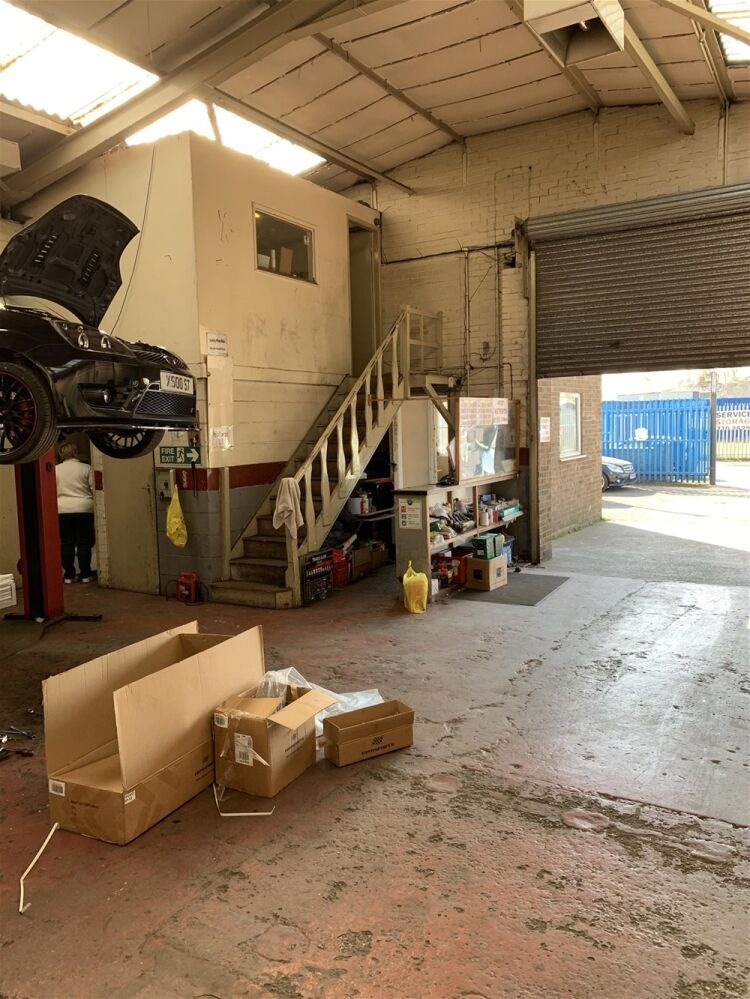 MOT TESTING & REPAIRS CENTRE IN SCUNTHORPE Photo 3