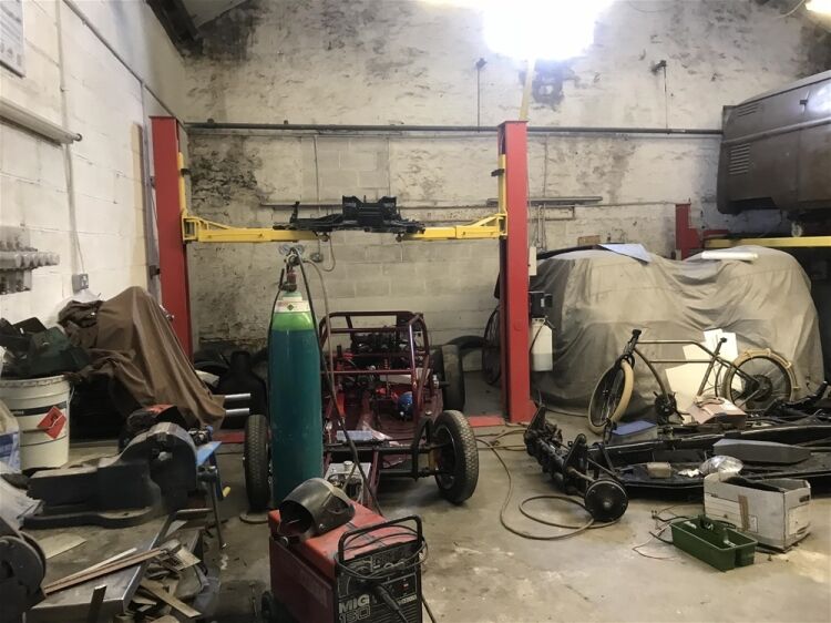 HIGHLY REGARDED AUTO BODY & PAINT RESTORATION & CUSTOMIZING CENTRE NEAR BOLTON