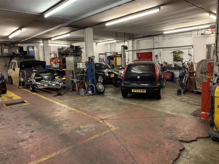 FREEHOLD MOT TESTING & REPAIRS CENTRE IN SOUTH WALES M4 CORRIDOR