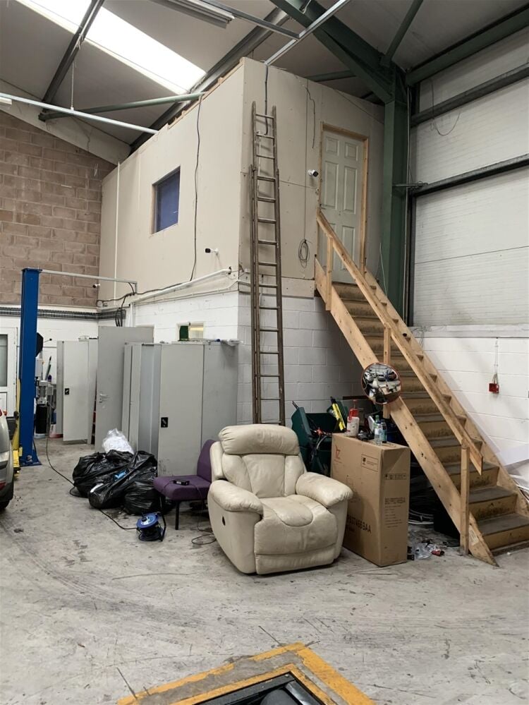 MOT TESTING & REPAIRS CENTRE IN CARDIFF SUBURB