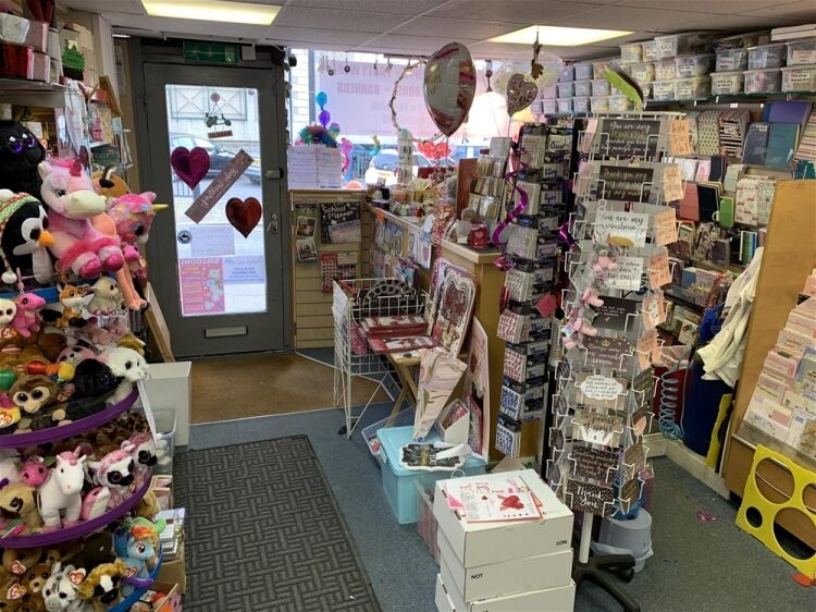 TOWN CENTRE RETAIL GIFTS/CARDS & BALLOONS WITH IN-HOUSE PHOTO PRINTING STUDIO NEAR LEEDS