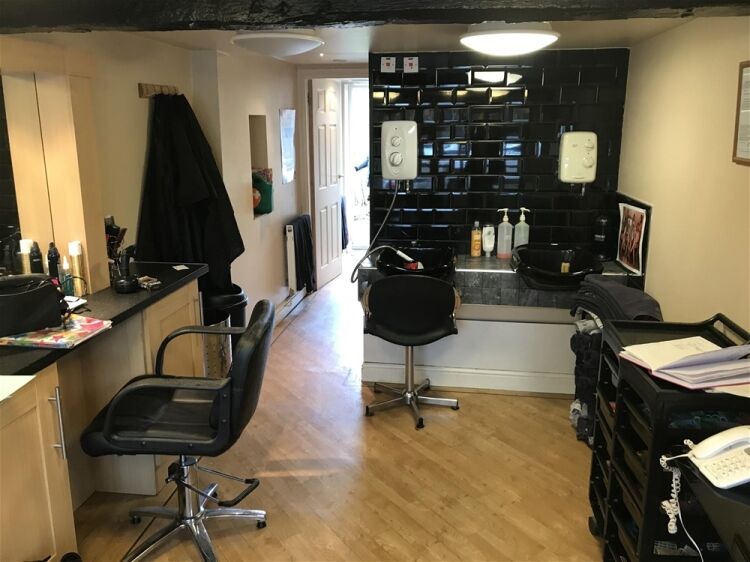 FREEHOLD VILLAGE UNISEX HAIR SALON IN THE WEST MIDLANDS Photo 3