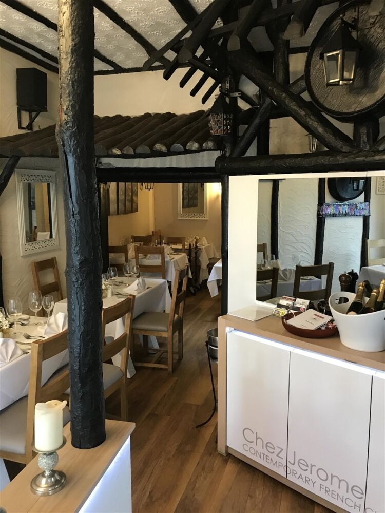 SUPERB LICENSED FRENCH RESTAURANT WITH PRIVATE APARTMENT SOUTH  BEDFORDSHIRE