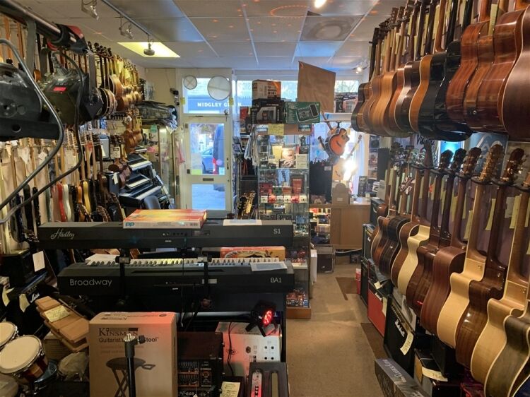 VIRTUALLY FREEHOLD MUSIC SHOP IN CLEVEDON TOWN CENTRE Photo 3