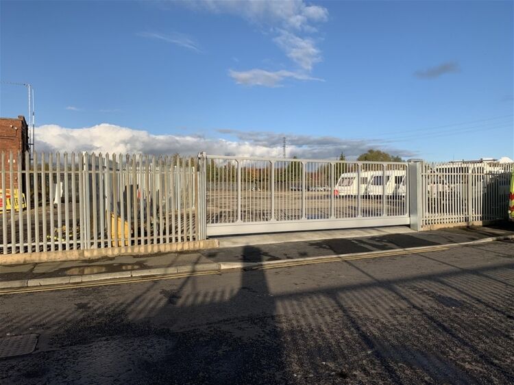 IMPRESSIVE FREEHOLD ACCIDENT REPAIRS & MOT TESTING CENTRE IN JARROW