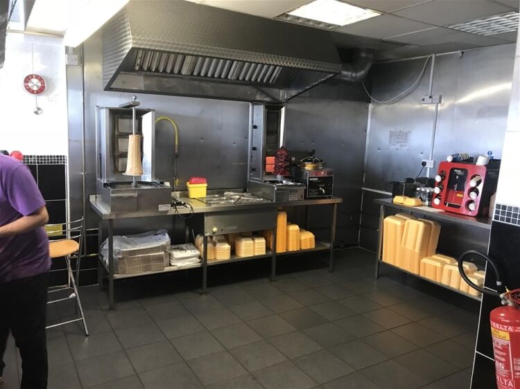 TRADITIONAL FISH BAR & FASTFOOD TAKEAWAY WITH FAMILY HOME IN WALSALL Photo 3