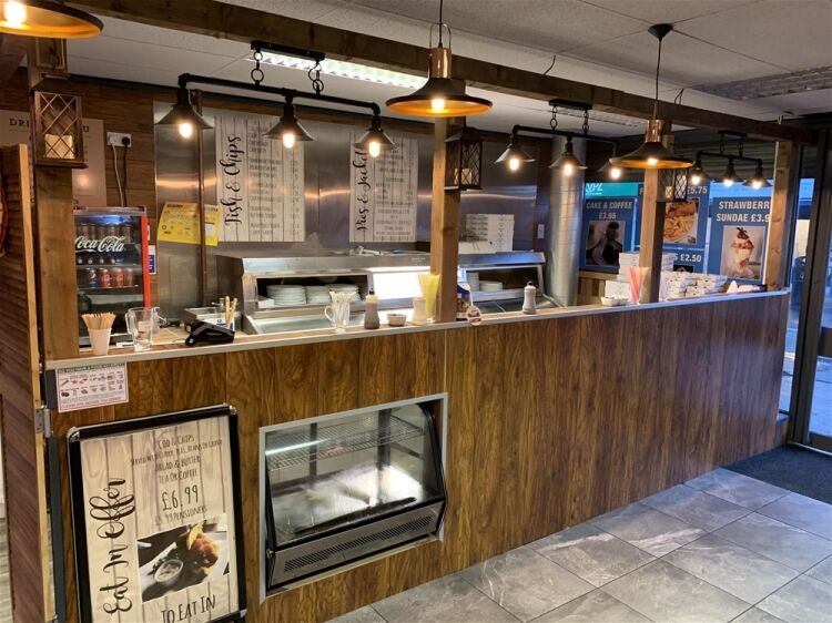 STYLISH FISH & CHIP RESTAURANT & TAKEAWAY IN CASTLEFORD TOWN CENTRE