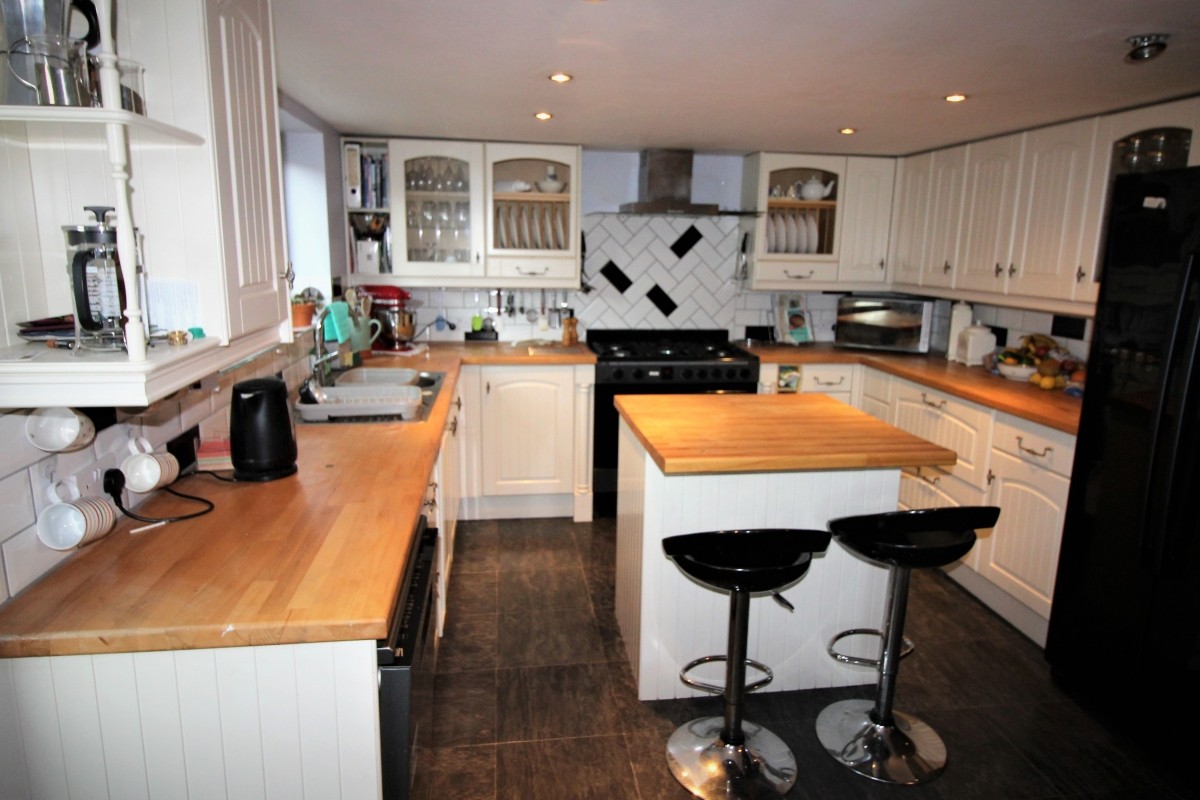 FREEHOLD  DETACHED BED & BREAKFAST BUSINESS Photo 3