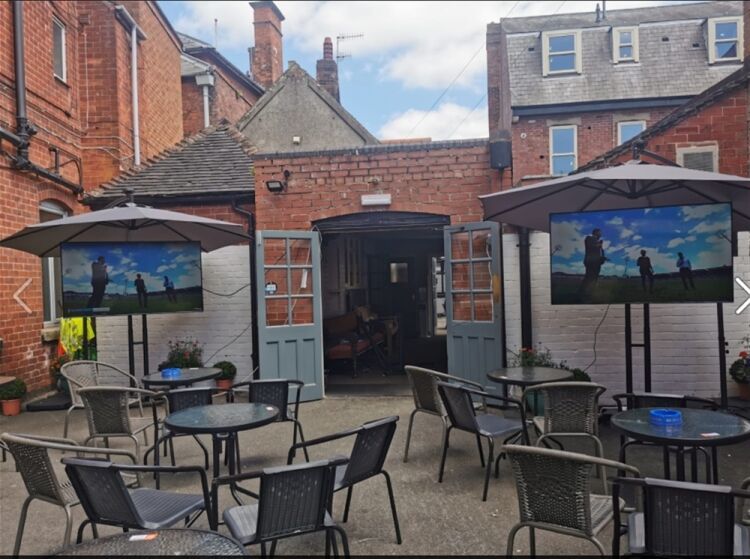 PUBLIC HOUSE prominent town centre location ASHBOURNE, Derby Photo 3