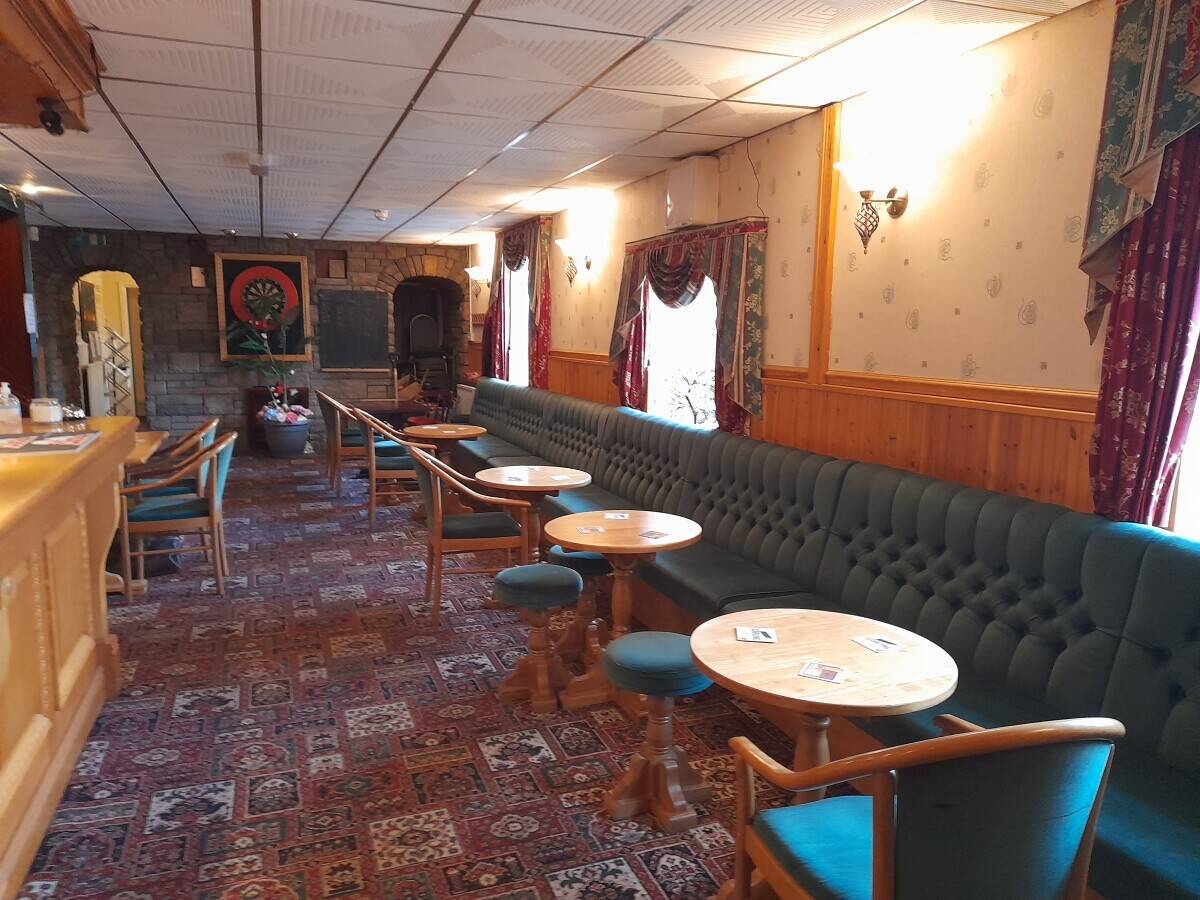 GWENT - Substantial and well appointed public house with letting rooms in Heads of Valley town Photo 3
