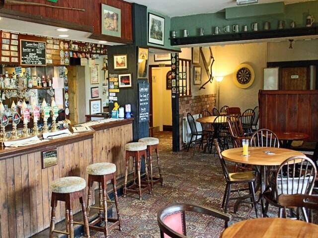 GLOUCESTER - SUBSTANTIAL EDGE OF VILLAGE PUBLIC HOUSE Photo 3