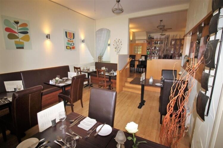 FREEHOLD/LEASEHOLD LIC. RESTAURANT WITH SELF CONTAINED 2 BEDROOM MAISONETTE Photo 3