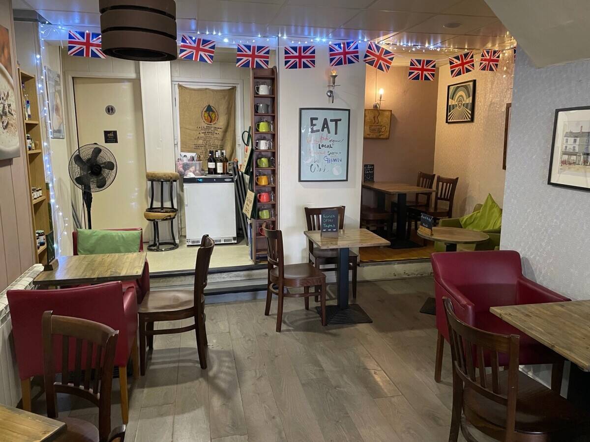 A Freehold Café / Restaurant in Newark, Nottinghamshire Town Centre. 'For Sale'. Photo 3