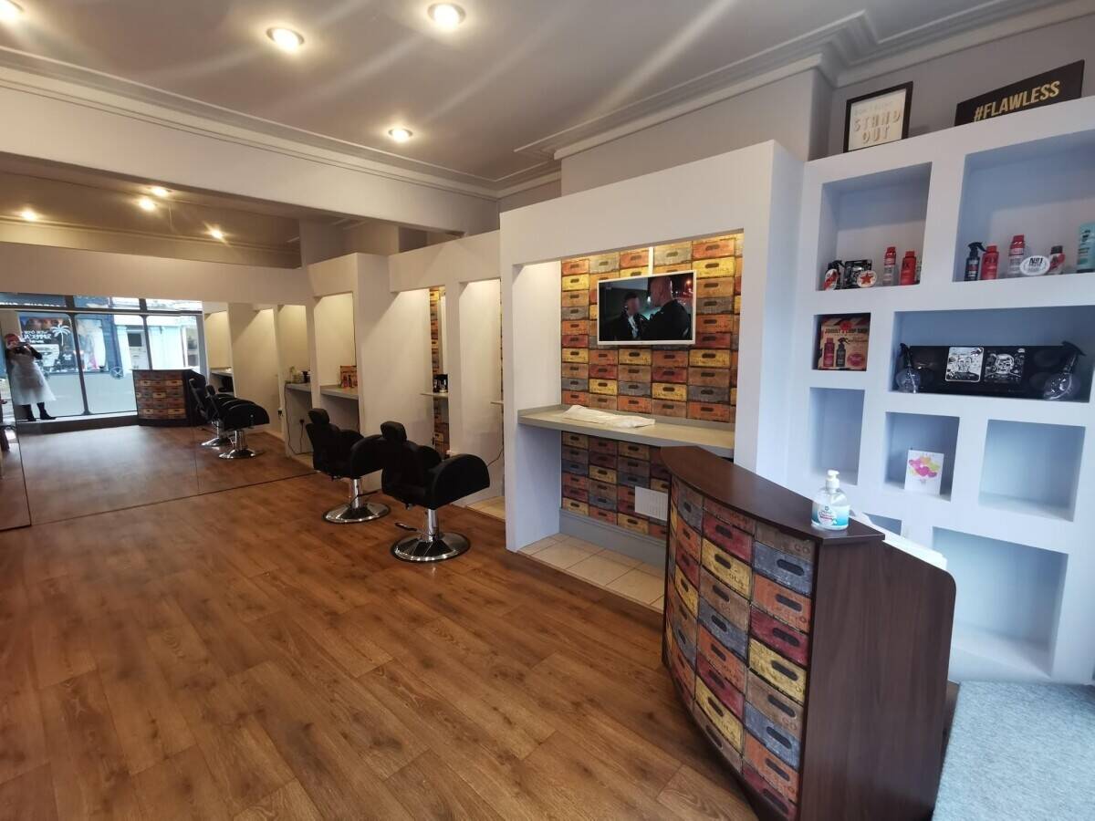 Well-situated Barber Shop for sale with another separate entrance for potential letting Photo 3