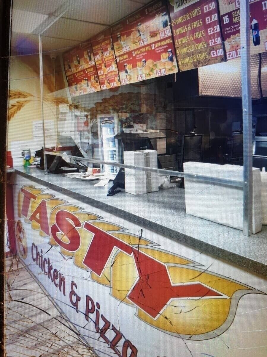 Fried chicken & pizza shop on sale in Enfield/London