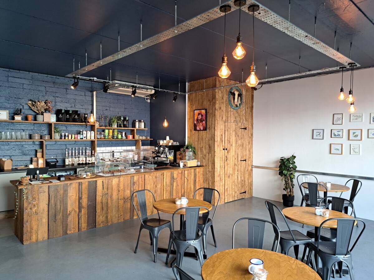 PRICE REDUCED!! Beautiful leasehold Coffee Shop for sale, 2 mins from Worthing Station Photo 3