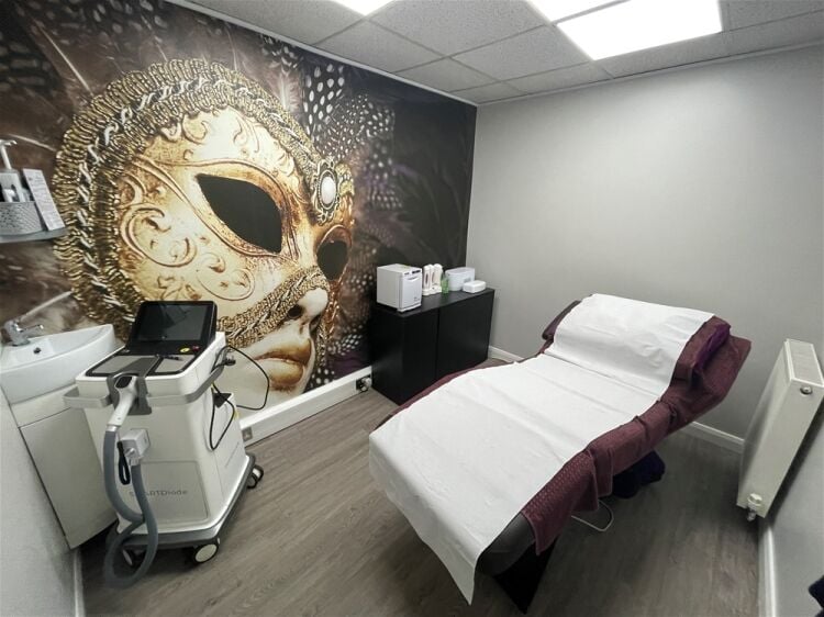 PROFITABLE, LONG-ESTABLISHED SKIN & LASER CLINIC WITH RECURRING CLIENTBASE Photo 3