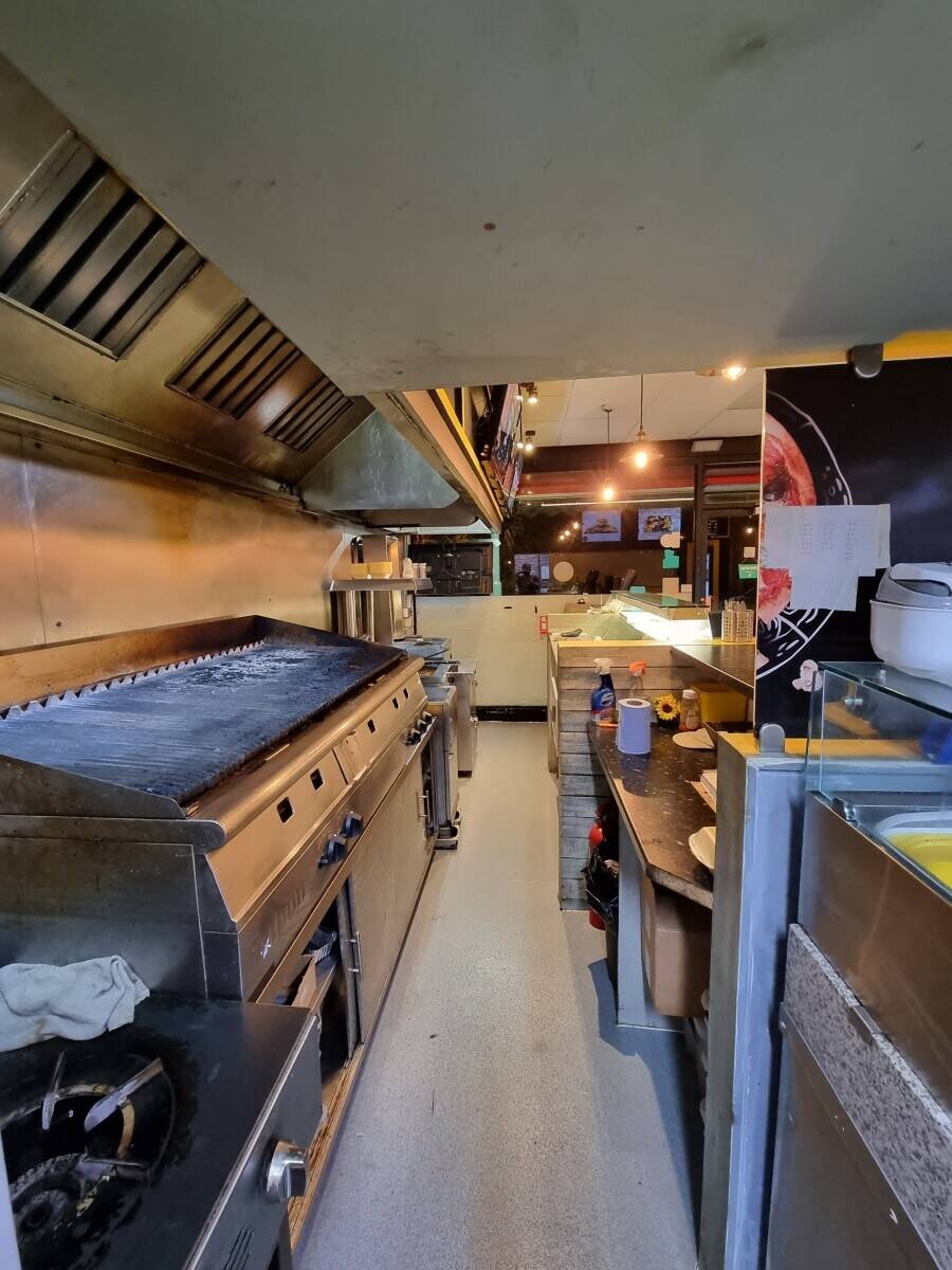 Leasehold Pizza and grilled chicken shop with 3-bed flat Photo 3