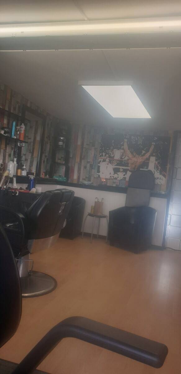 Profitable Barbershop for sale with regular customer an cheap rent