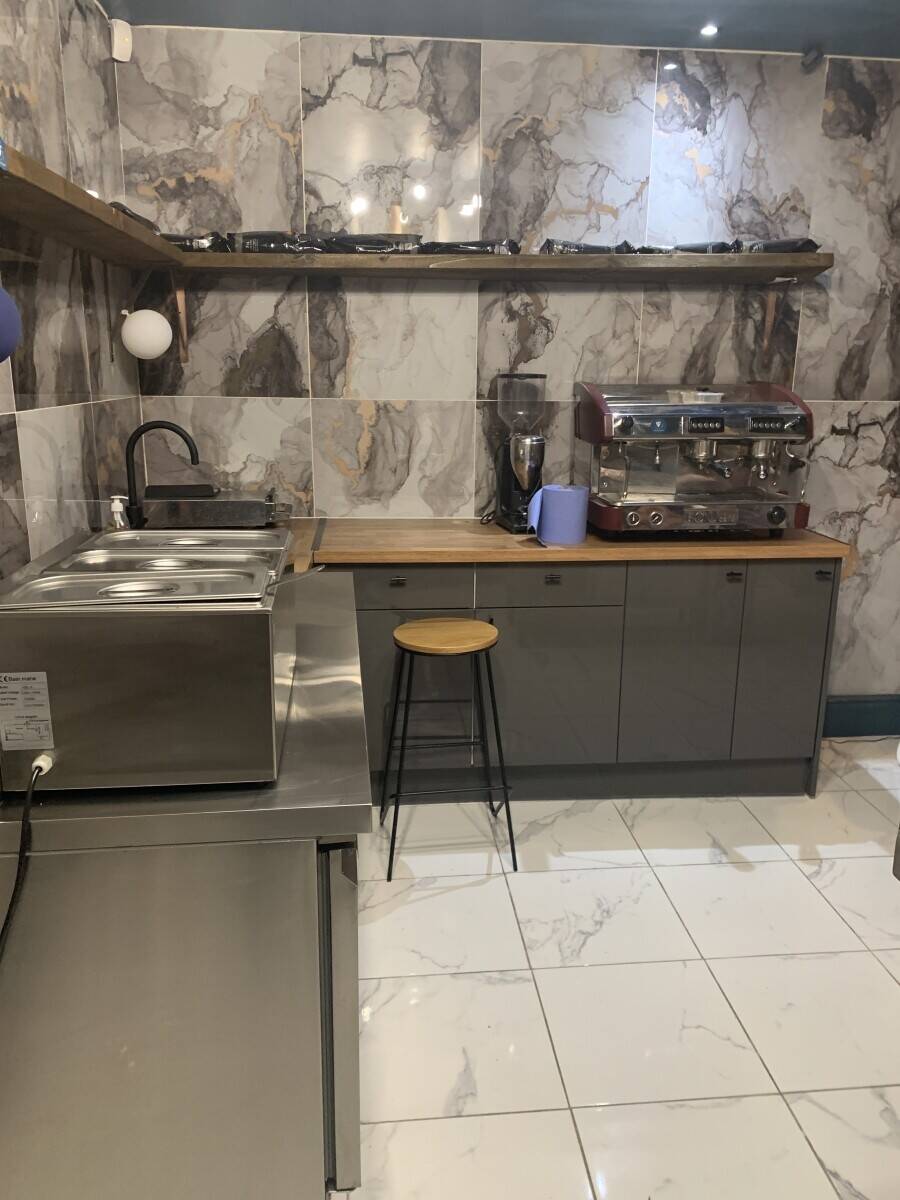 Turkish takeaway/coffee shop for sale in the heart of Romford, London. Photo 4