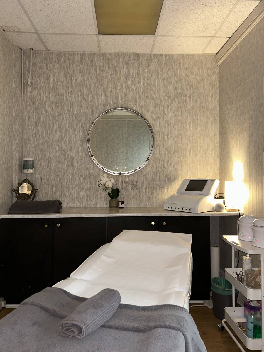 Beautiful fully furnished beauty salon 