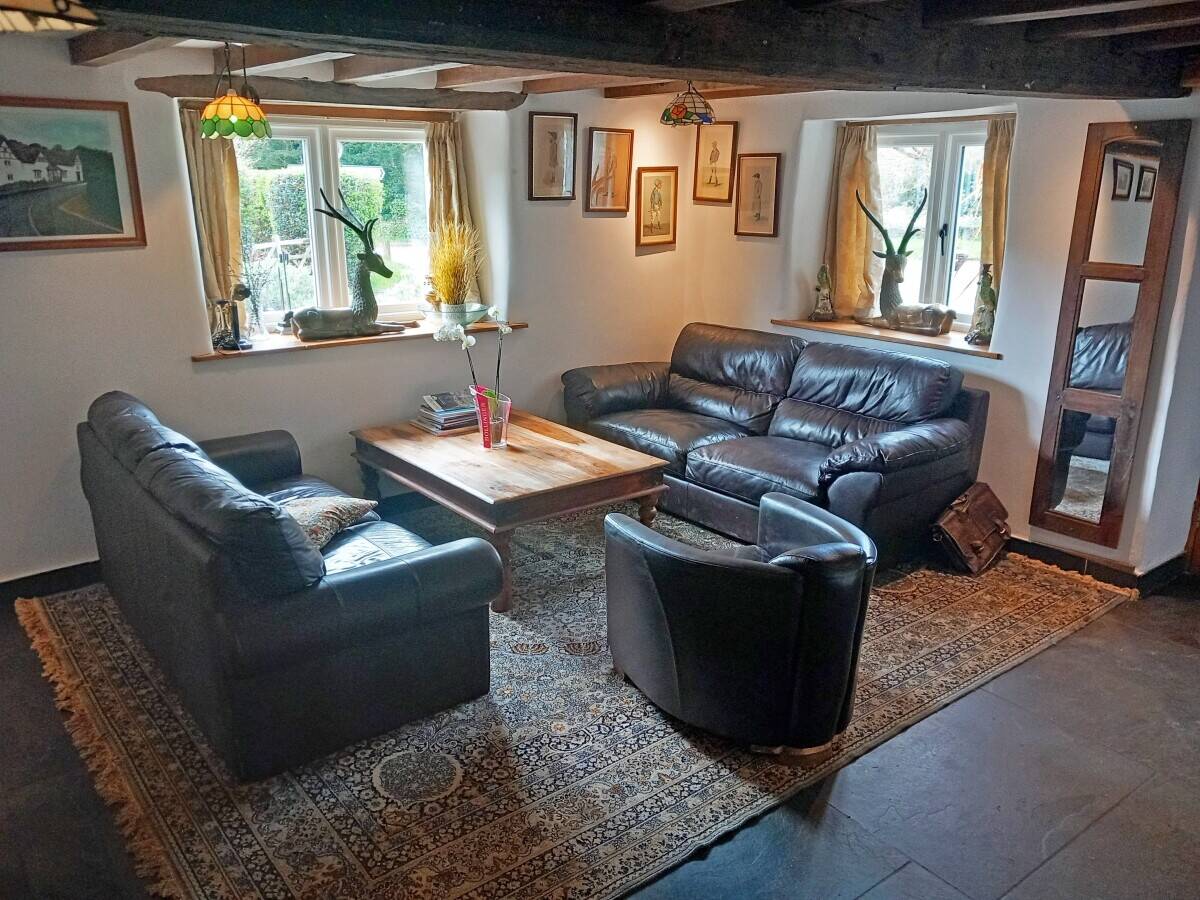 SHROPSHIRE - COUNTRY INN APPOINTED TO AN EXCELLENT CONDITION THROUGHOUT AND LOCATED IN AFFLUENT AREA