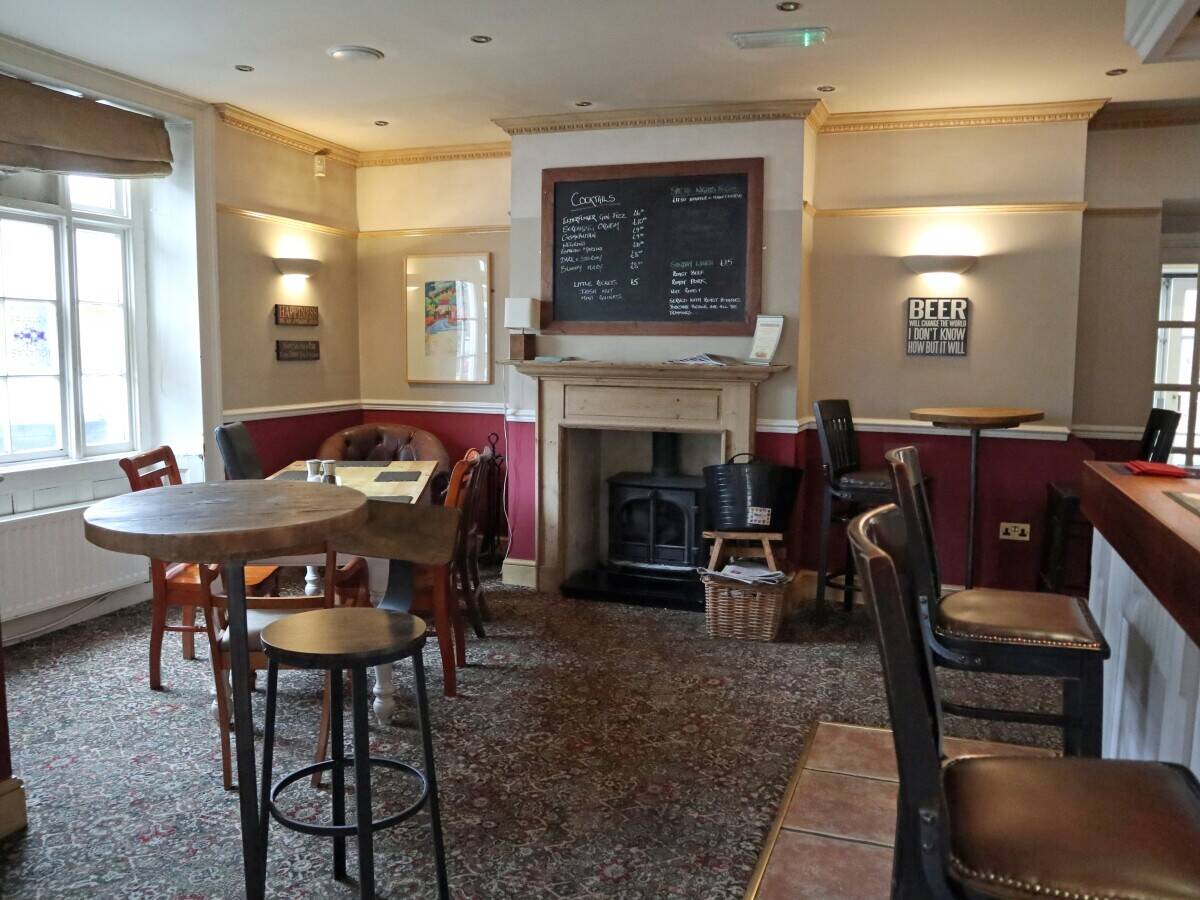 SOMERSET – CHARACTER VILLAGE FREEHOUSE WITH LETTING ROOMS Photo 3