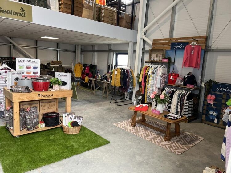 ECOMMERCE COUNTRY OUTFITTERS BUSINESS Photo 3