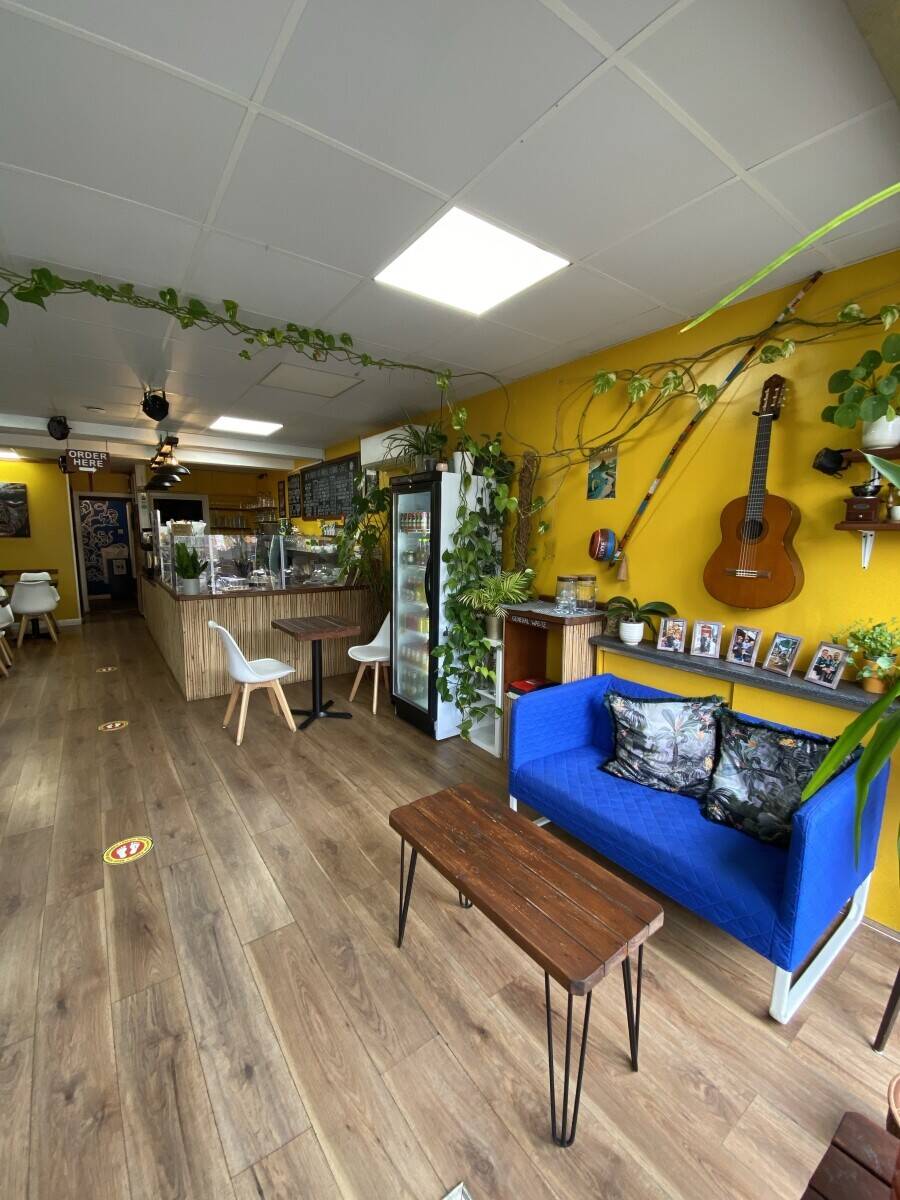 Cosy and Vibrant Café for Sale in Guildford, Surrey Photo 3