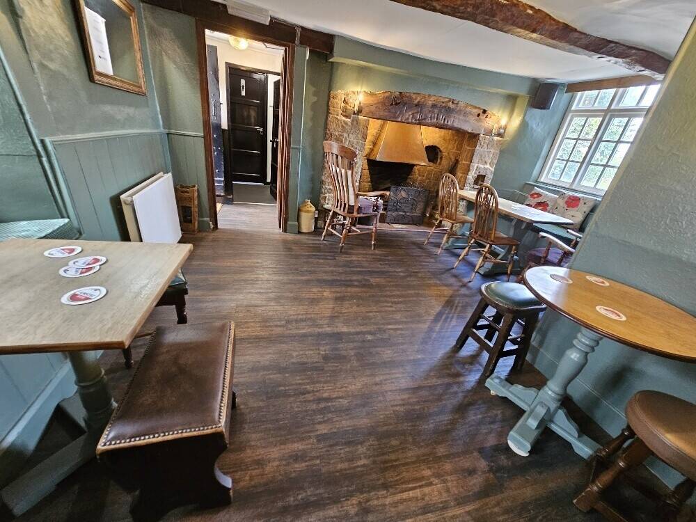 Well Presented Thatched Character Detached Devon Village Inn With 3 Bedroom Accommodation