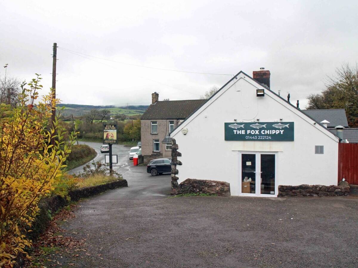 SOUTH WALES - EDGE OF THE VALE OF GLAMORGAN VILLAGE FREE HOUSE Photo 3