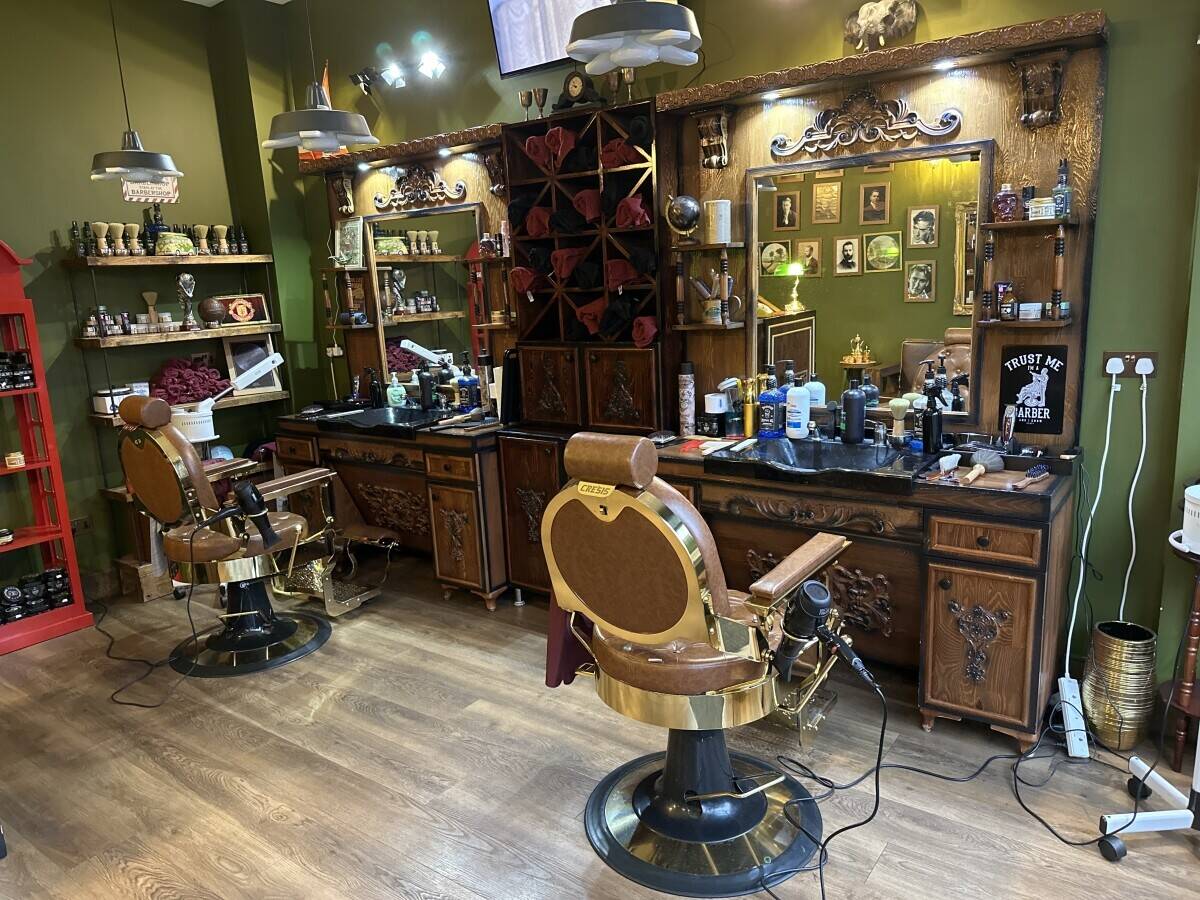 Barber shop for sale fully fitted Photo 3