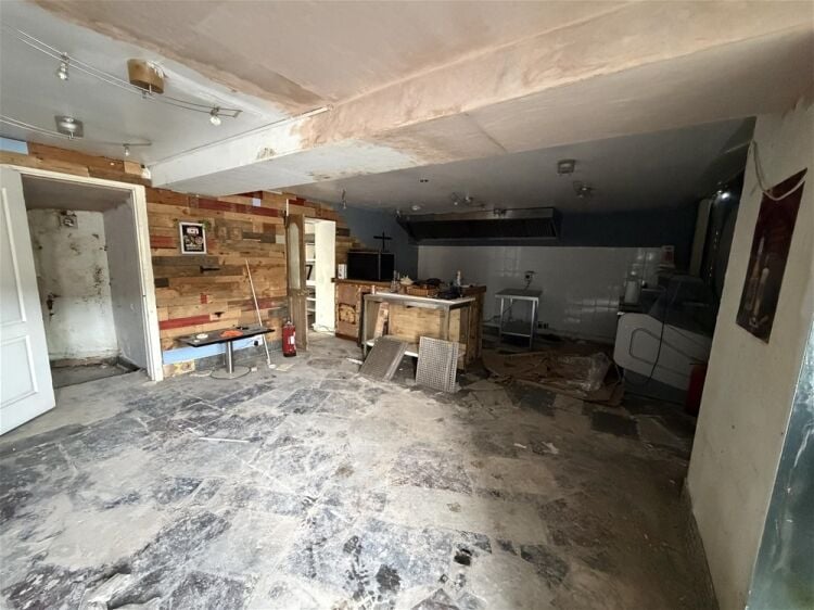 Vacant Unit For Sale in Huddersfield