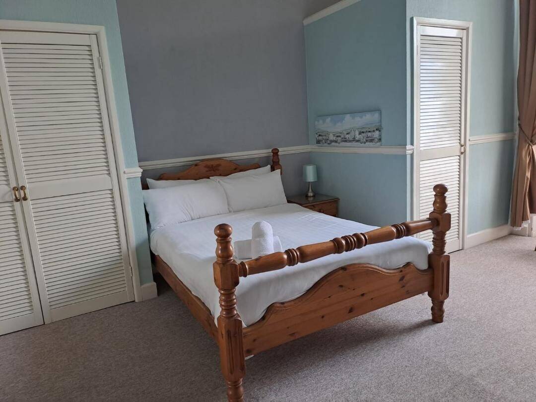 Very Long Leasehold (virtual freehold)  GUEST HOUSE for sale WEYMOUTH Photo 3