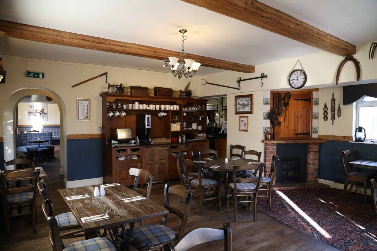 SHROPSHIRE - CANALSIDE DESTINATION DINING PUB WITH TURNOVER CIRA £750,000 PA FROM FIVE DAYS OPERATIN Photo 3