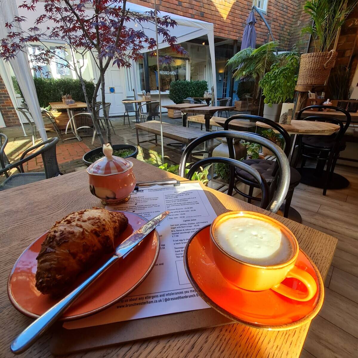 Brunch-style restaurant coffee shop with side delicatessen in the Heritage commuter town of Westerham, Kent