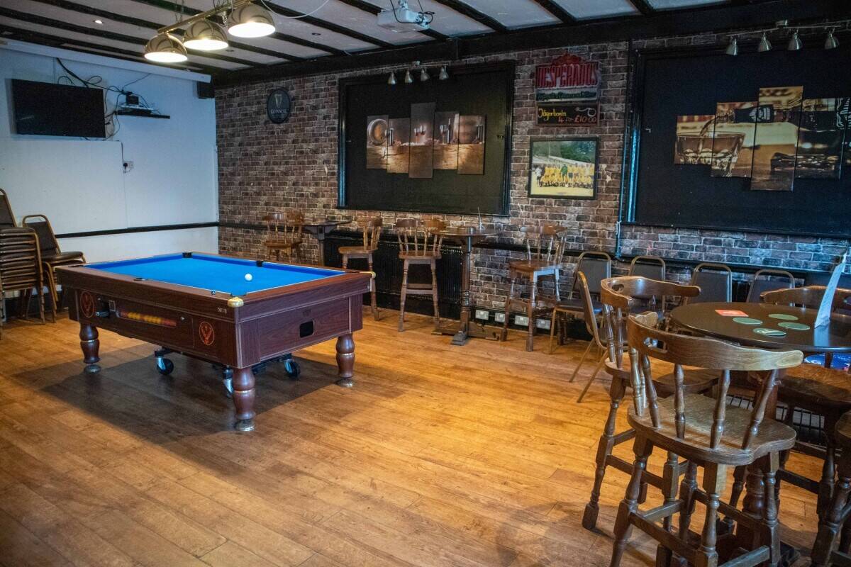 SURREY - WET-LED PUB IN RESIDENTIAL AREA Photo 3