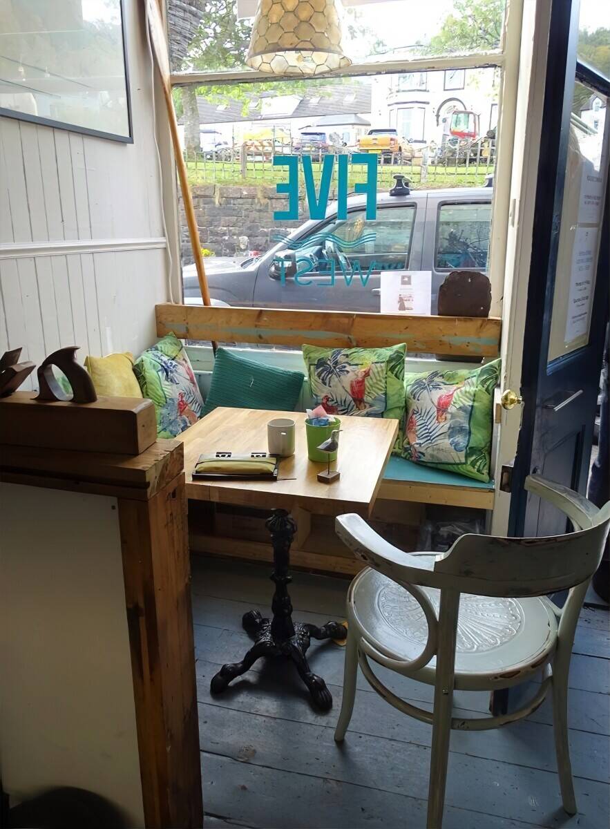 Quirky freehold coffee shop with additional flexible event space (ref 1386) Photo 3