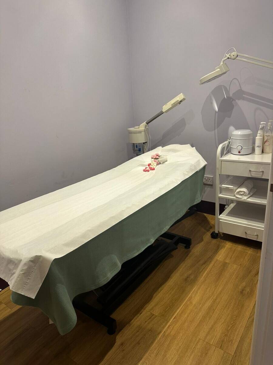 Beauty Therapy Room to Let in Pinner Green HA5 and Camden NW1 (London) Photo 3