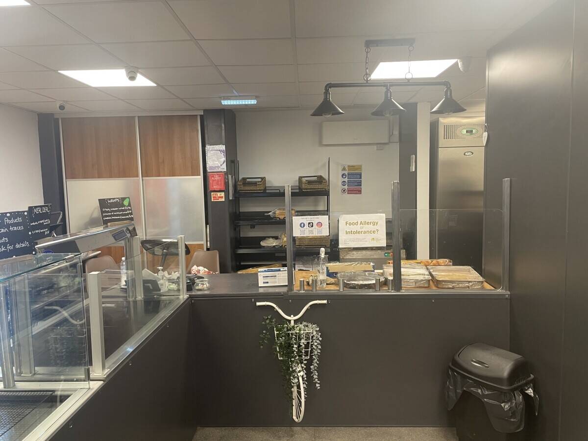 Bakery/cafe for sale in Upminster with full E license Photo 3