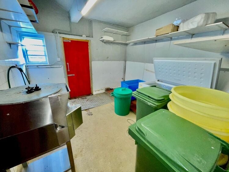 Freehold Fish & Chip Takeaway & Restaurant Located In Newquay Cornwall Photo 3