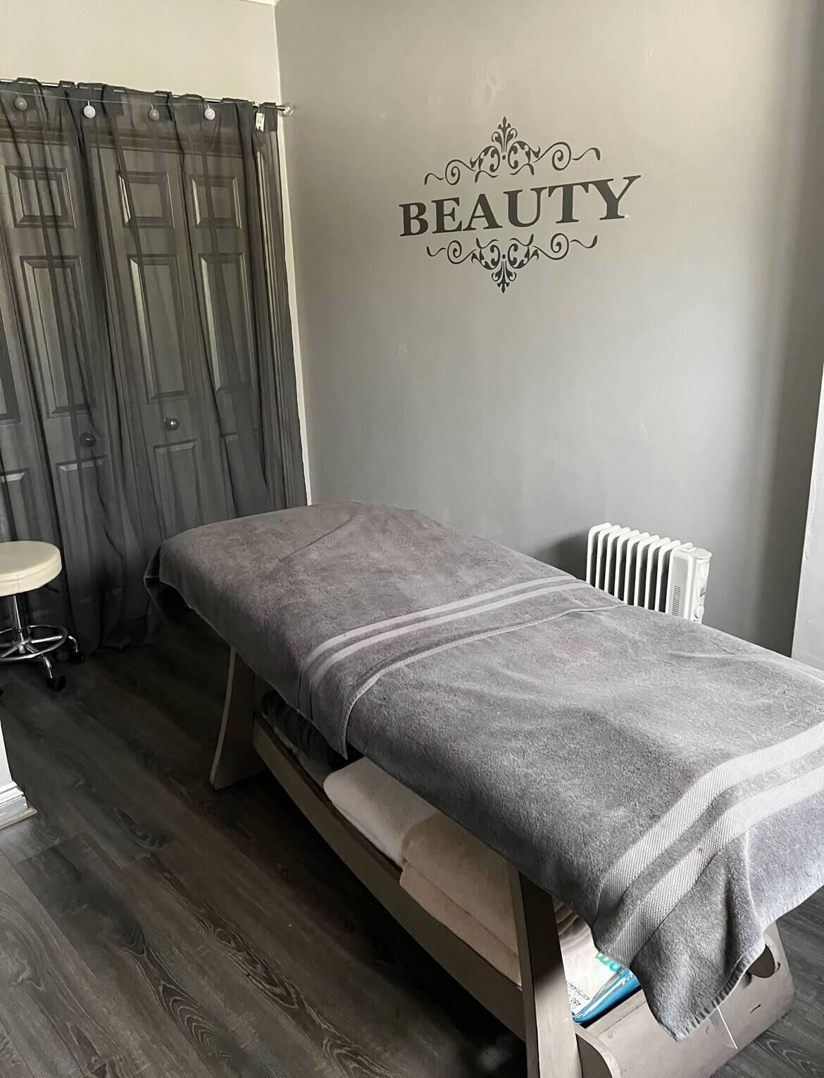 Nail bar and hairdresser for sale